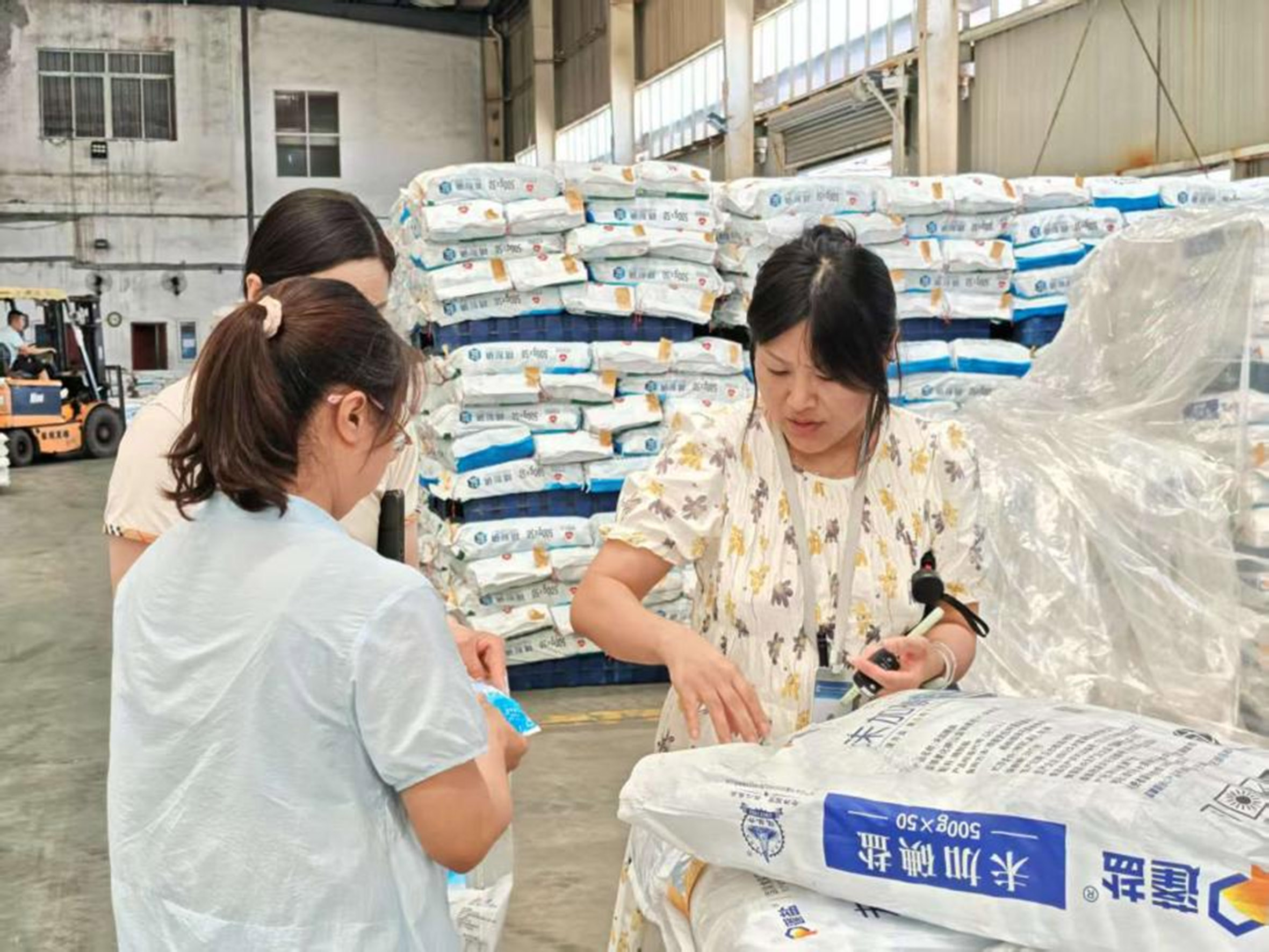 省市兩級監(jiān)管部門蒞臨蓬萊公司開展產(chǎn)品質(zhì)量專項抽檢